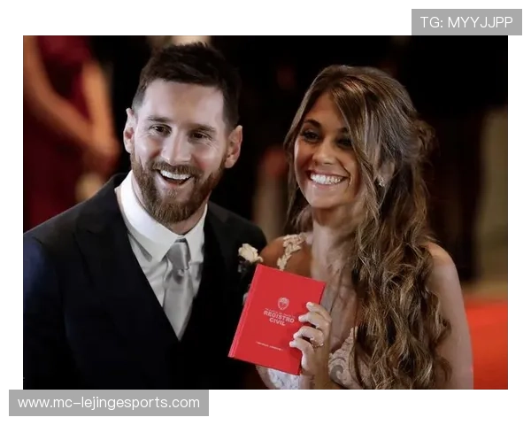 足球球星情侣写真集展现真实魅力，两位超级球员演绎浪漫情缘