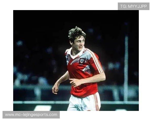 足球黑鞋传奇：哪些足球巨星曾选择穿黑色球鞋展现个人风采